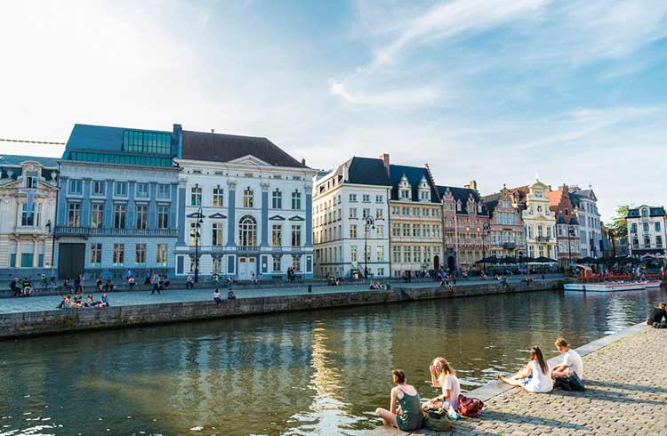 Moradores e viajantes relaxando no canal em Ghent. Crédito da foto: iStock