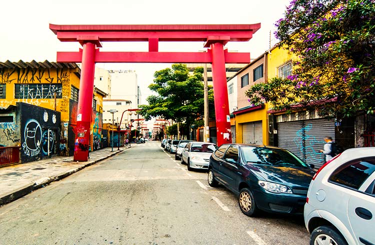 Um portão torii marca a entrada de uma rua no bairro da Liberdade, em São Paulo. Crédito da foto: Getty Images/wsfurlan