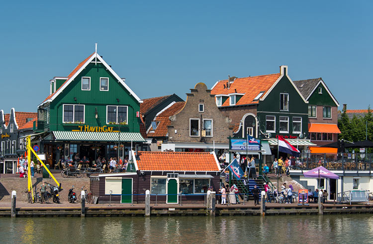 A vila piscatória holandesa, Volendam. Crédito da foto: iStock
